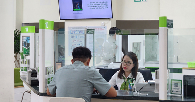 rút tiền thẻ tín dụng tại quầy giao dịch ngân hàng